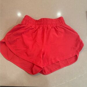 women’s lulu lemon track that short 3 inch sz 6